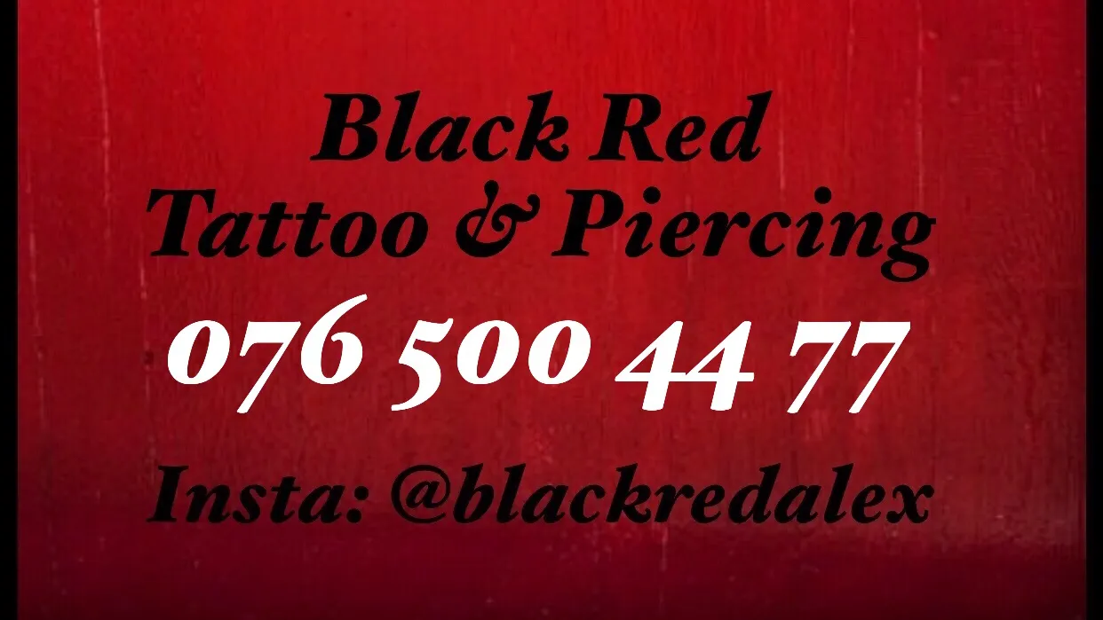 Rote Visitenkarte von Black Red Tattoo & Piercing mit Telefonnummer 076 500 44 77 und Instagram @blackredalex